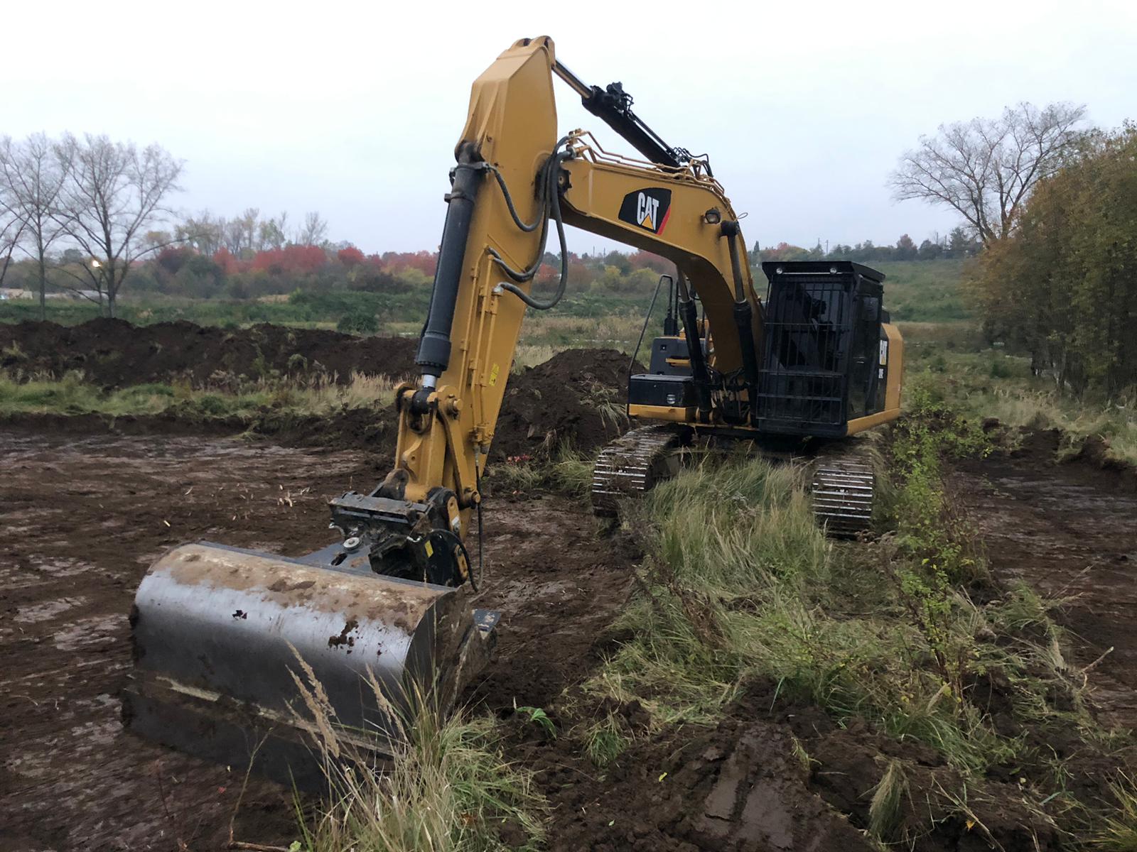 CAT bagr při archeologickém průzkumu — Gatosa s.r.o.