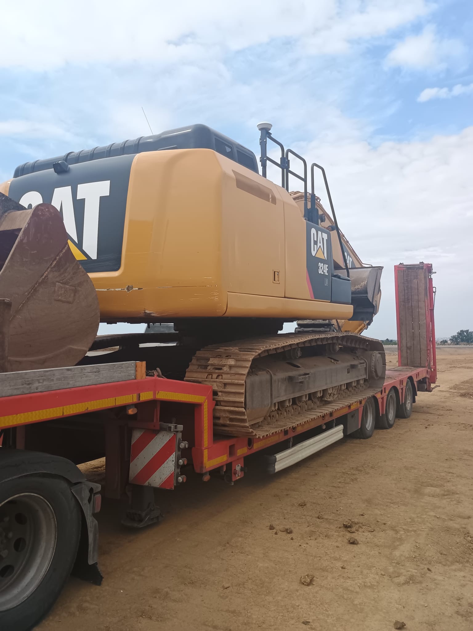 Transport CAT 324E — Gatosa s.r.o.